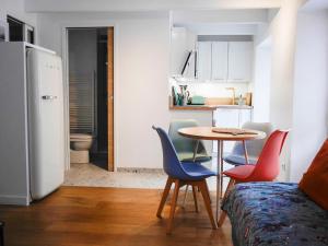 una camera con tavolo e sedie e una cucina di Appartement Le Palais, 2 pièces, 3 personnes - FR-1-418-230 a Le Palais