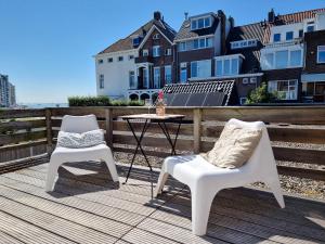 2 Stühle und ein Tisch auf einer Terrasse in der Unterkunft Ruim appartement Vlissingen VL23 in Vlissingen