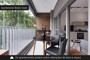 a kitchen and dining room with a table and chairs at Charlie Edição Jardim Paulista in Sao Paulo