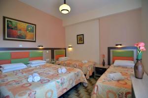 Postel nebo postele na pokoji v ubytování Maltezos Hotel