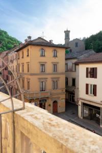 een uitzicht vanaf het balkon van een gebouw bij Hotel Italia in Porretta Terme