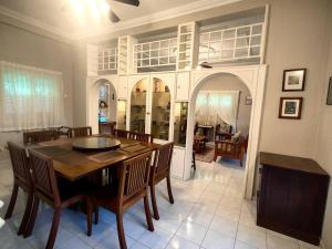 comedor grande con mesa y sillas en LS Colonial Styled 4BR Bangalow, en Tanjung Bungah
