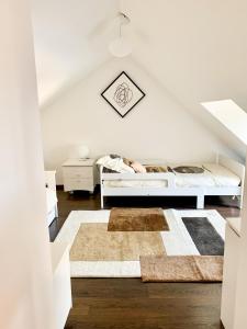 L'hermine de Sologne في Courmemin: غرفة نوم مع سرير وسجادة على الأرض