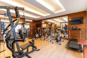 a gym with a bunch of exercise equipment in it at 4 quartos Linda cobertura no Centro de Itaipava in Bom Sucesso