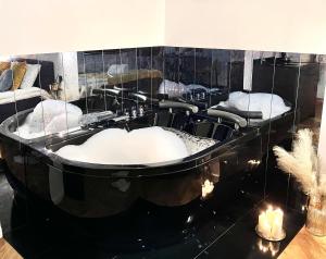 Фотография из галереи Krakow Old Town Apartment Jacuzzi - wymeldowanie do 13 в Кракове +32 фотографии