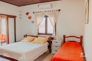 圣米格尔-杜戈斯托苏Espaço Varanda e Mar的带床和窗户的卧室