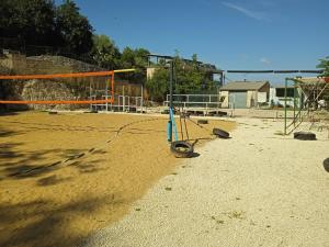 a beach with a volley ball net and swings w obiekcie AREA MULTISPORT Camping & Camper w mieście Canicattini Bagni