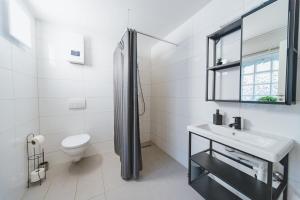 ห้องน้ำของ Apartment Central 10A 40qm Wi-Fi free Parking calm back house +18 ภาพ