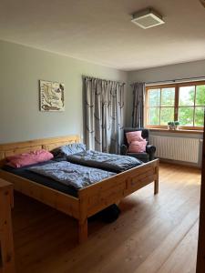萊爾莫斯的住宿－Zugspitzchalet，一间卧室设有一张木床和一个窗户。