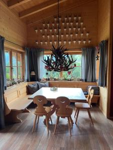 uma sala de jantar com mesa e cadeiras em Zugspitzchalet em Lermoos