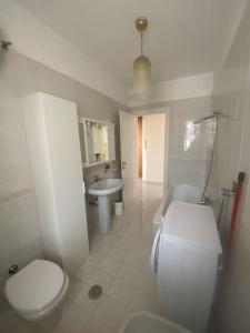 uma casa de banho com um WC e um lavatório em Casa Europa - Il centro di Avellino em Avellino
