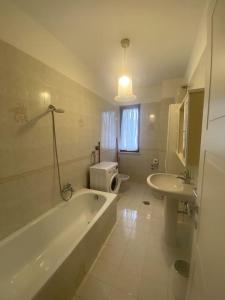 uma casa de banho com uma banheira, um WC e um lavatório. em Casa Europa - Il centro di Avellino em Avellino