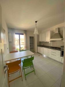 uma grande cozinha com uma mesa e cadeiras em Casa Europa - Il centro di Avellino em Avellino