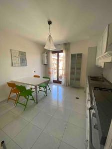 uma cozinha com mesa e cadeiras num quarto em Casa Europa - Il centro di Avellino em Avellino