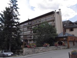 a building with a car parked in front of it at Studio Valloire, 1 pièce, 4 personnes - FR-1-263-273 in Valloire