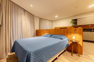 Cama ou camas em um quarto em Confortável Loft com Vista para o Mar - Condomínio com Piscina mais 11 fotos