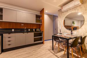 A cozinha ou cozinha compacta de Confortável Loft com Vista para o Mar - Condomínio com Piscina