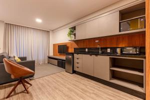 A cozinha ou cozinha compacta de Confortável Loft com Vista para o Mar - Condomínio com Piscina
