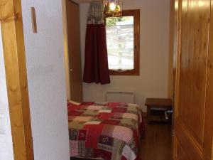 Appartement Valloire, 2 pièces, 4 personnes - FR-1-263-400にあるベッド
