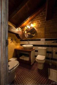 uma casa de banho com 2 WC e um lavatório em Casa rural la corva em Triollo