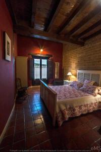 ein Schlafzimmer mit einem großen Bett in einem Zimmer in der Unterkunft Casa rural la corva in Triollo