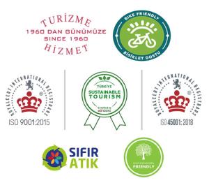 um conjunto de insígnias e rótulos para um clube ou restaurante em Akgun Istanbul Hotel em Istambul
