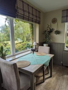 uma sala de jantar com uma mesa e cadeiras e uma janela em The Willoughby em Little Bytham
