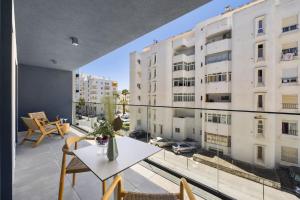 d'un balcon avec une table et une vue sur un bâtiment. dans l'établissement Terracos de Quarteira II Purple by Real Properties, à Quarteira