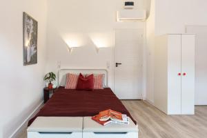 een slaapkamer met een bed met rode kussens bij Hungarikum Studios in Boedapest