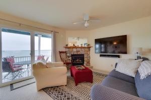 ein Wohnzimmer mit einem Sofa und einem Kamin in der Unterkunft Beachfront Onekama Vacation Rental with Balcony! in Onekama