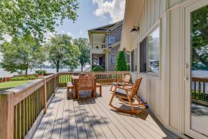 um deque com cadeiras e mesas numa casa em Pet-Friendly Lake Norman Home with Boat Dock! em Mooresville