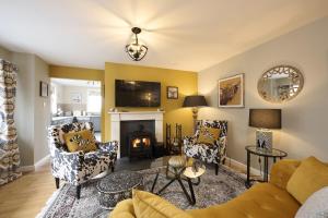 uma sala de estar com um sofá e uma lareira em Glen View em Inverness