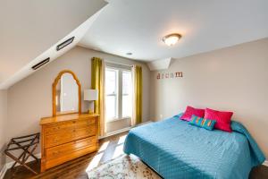1 dormitorio con 1 cama, vestidor y ventana en Pet-Friendly Home - 6 Mi to Downtown Milwaukee! en West Allis