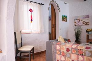 - une chambre avec un lit, une chaise et une fenêtre dans l'établissement Cuarto Teide Apartamento Santo Domingo, à La Guancha