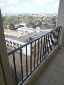 een balkon met uitzicht op een gebouw bij Beautiful cosy one bedroom in Nairobi in Nairobi