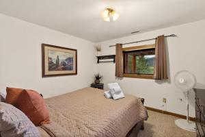 Schlafzimmer mit einem Bett und einem Fenster in der Unterkunft 13655 County Road 1 in Ridgway