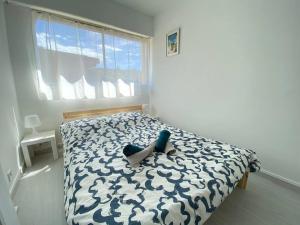 um quarto com uma cama com um bicho de pelúcia em 06AT2 - Cosy seaside T2 ideally located em Antibes