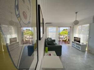 uma sala de estar com um sofá e uma mesa em 06AT2 - Cosy seaside T2 ideally located em Antibes