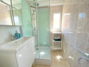 um banheiro com chuveiro e pia em 06AT2 - Cosy seaside T2 ideally located em Antibes mais 14 fotografias