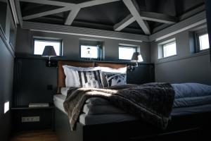 Un dormitorio con una cama con una manta. en Såstaholm Hotell & Konferens, en Täby