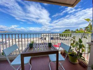 uma mesa e cadeiras numa varanda com vista para a praia em 06AT2 - Cosy seaside T2 ideally located em Antibes