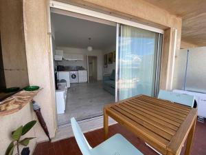 uma sala de estar com uma mesa e uma porta de vidro deslizante em 06AT2 - Cosy seaside T2 ideally located em Antibes