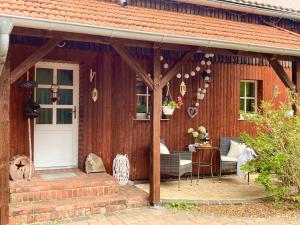 einen Pavillon mit einem Tisch und Stühlen auf einer Terrasse in der Unterkunft Ferienwohnung Crawissimo in Crawinkel