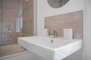 Ένα μπάνιο στο Spacious & Modern Oasis, 4-Bed House, Sleeps 7