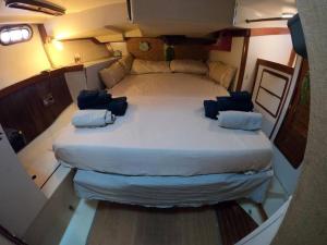 a large bed in the back of a boat at Voilier traditionnel, tout confort et au calme in Gruissan