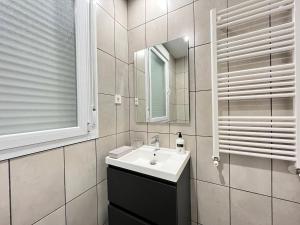 y baño con lavabo y espejo. en Acogedor Atocha Ile Sebastian, en Madrid