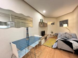 1 dormitorio con mesa de cristal y cama en Acogedor Atocha Ile Sebastian, en Madrid