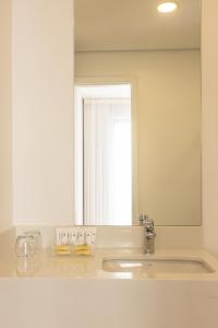 La salle de bains est pourvue d'un lavabo et d'un miroir. dans l'établissement Blue Tree Towers Anália Franco - Tatuapé, à São Paulo