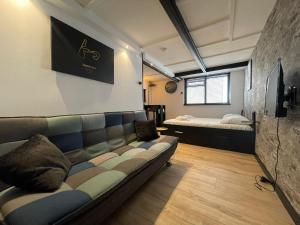 - un salon avec un canapé et 2 lits dans l'établissement Copacabana, à Zandvoort