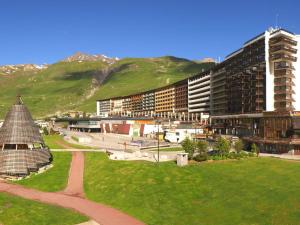 une ville avec de grands immeubles et un sapin de Noël dans l'établissement Studio cosy à Tignes, au pied des pistes et commerces - FR-1-411-481, à Tignes